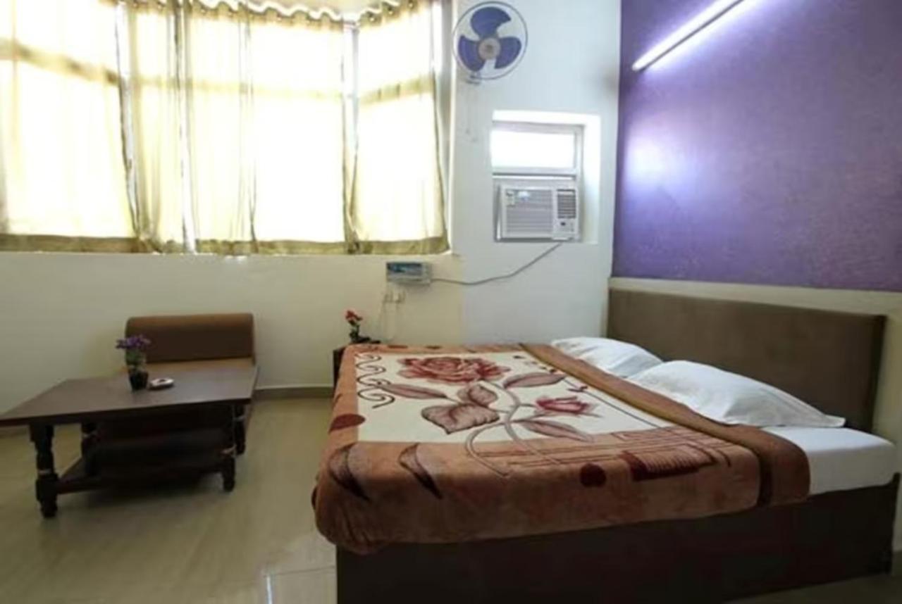Goroomgo Viren Holiday Agra Hotel 3*